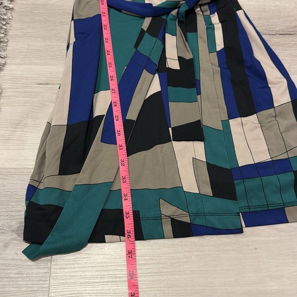 Oui Collection MIDI V-Neck MIDI Dress in an asymmetrical Print with Belt. - Picture 12 of 12